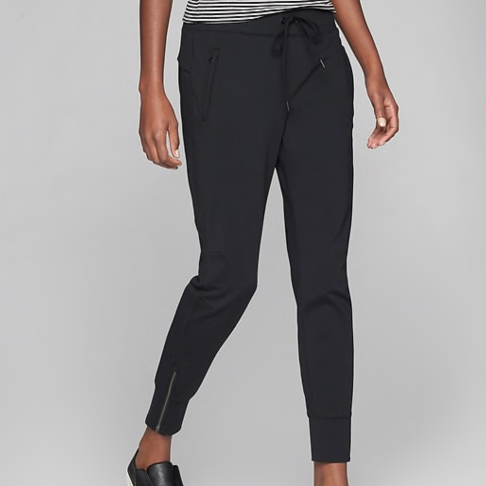 Athleta Metro Sreet Jogger Size in Black